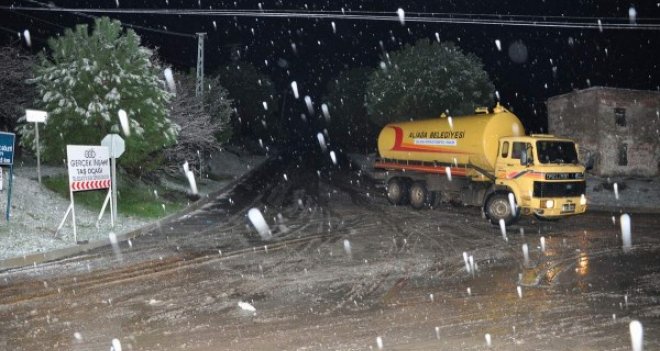 İzmir'in kuzeyinde köy yolları ulaşıma kapandı
