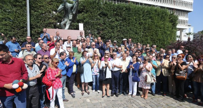 İzmirli gazeteciler basına yönelik saldırıları protesto etti