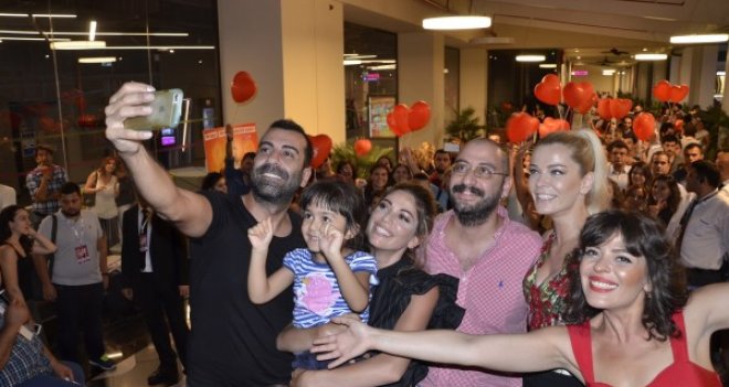 İzmirliler, El Değmemiş Aşk galası coşkusunu yaşadı