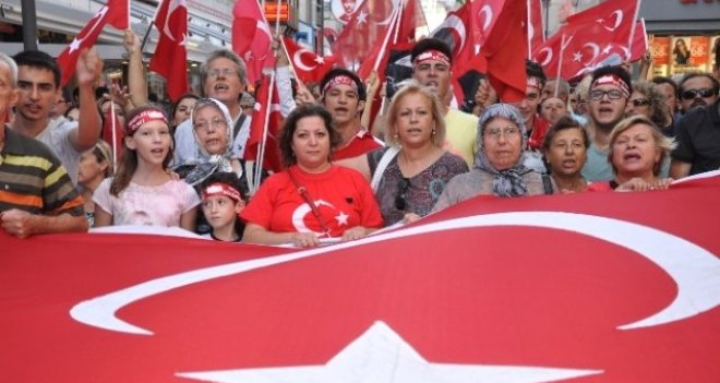 İzmirliler şehitler için yürüdü...