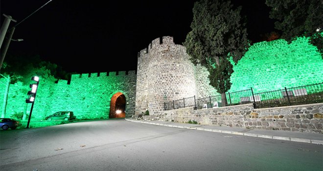 Kadifekale geceleri de parlıyor