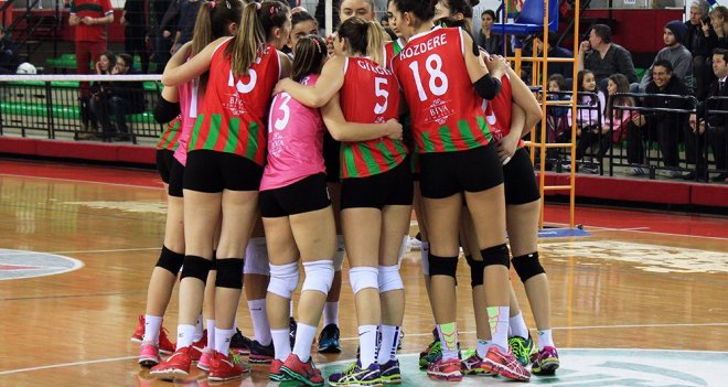 Kaf Kaf filede Vakıfbank önünde