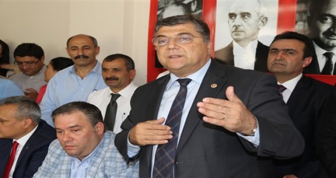 Kamil Okyay Sındır; “Demokrasi mücadelesi veriyoruz”