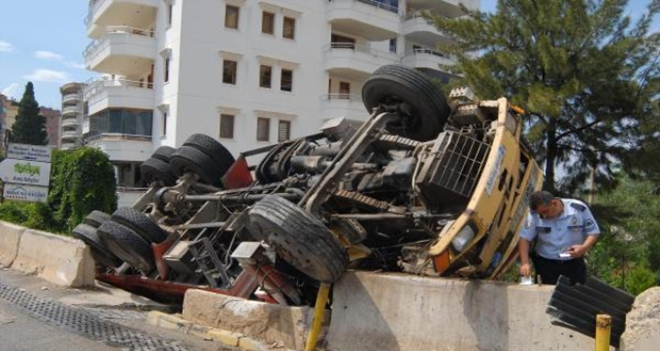 KAMYON APARTMANIN BAHÇESİNE GİRDİ