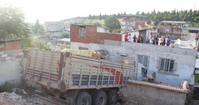 KAMYON EVİN SALONUNA GİRDİ