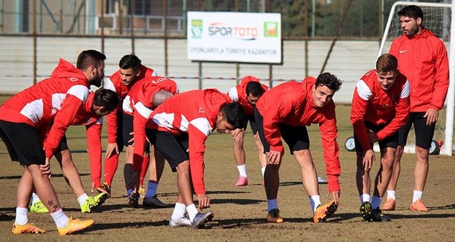 Karşıyaka 5 genç futbolcuyu profesyonel yapacak
