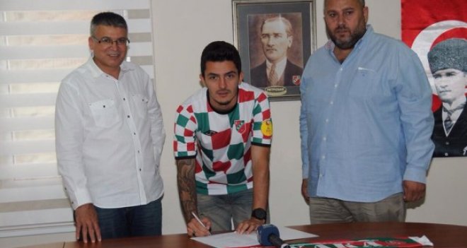 Karşıyaka Altınordu'nun golcüsünü aldı...