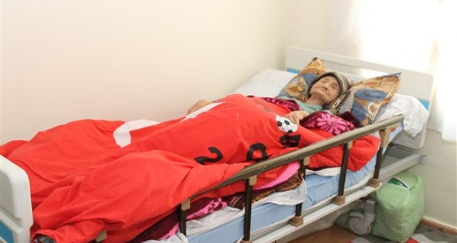 Karşıyaka, asırlık çınar Faika Teyze’ye sahip çıktı