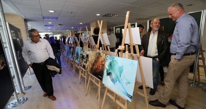 Karşıyaka Belediye binası giriş katı kültür merkezi gibi...