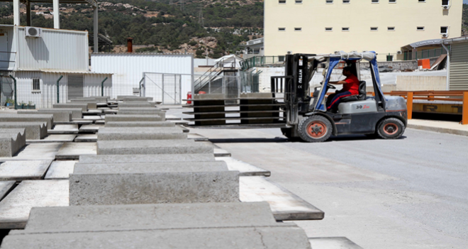 Karşıyaka Belediye Şantiyesi fabrika gibi çalışıyor...