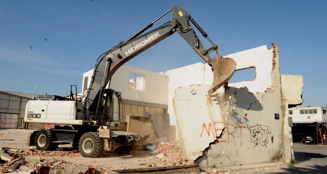 Karşıyaka Belediyesi kaçak yapıya göz açtırmıyor!..