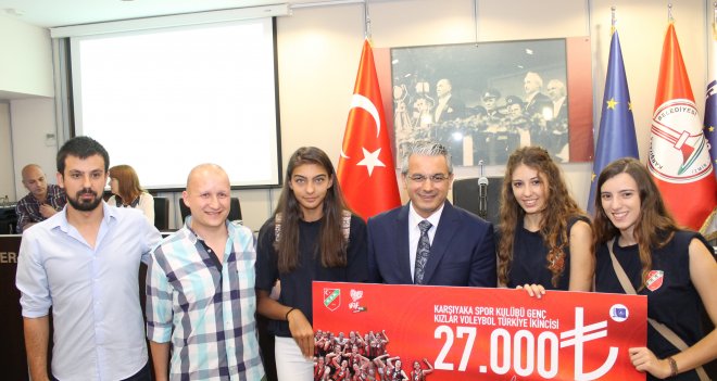 Karşıyaka Belediyesi, Kaf Kaf’ın kızlarını ödüllendirdi