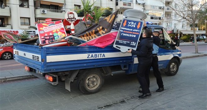 Karşıyaka Belediyesi kaldırım işgaline savaş açtı