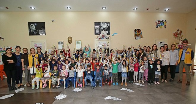 Karşıyaka Belediyesi, miniklere diş seti armağan etti