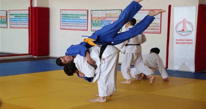 Karşıyaka Belediyesi organizasyonlarında 300 bin kişi spor yaptı