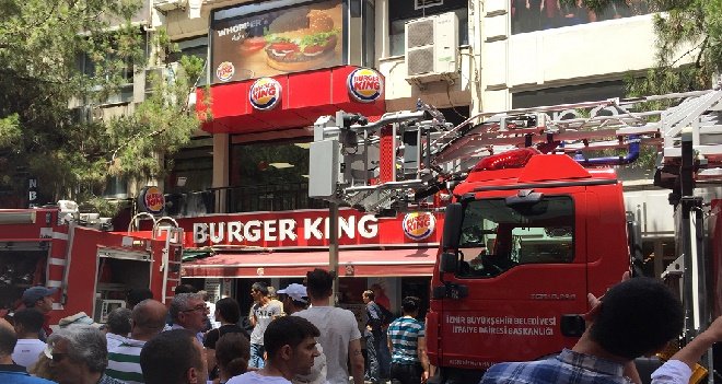 Karşıyaka Çarşı'da yangın paniği...