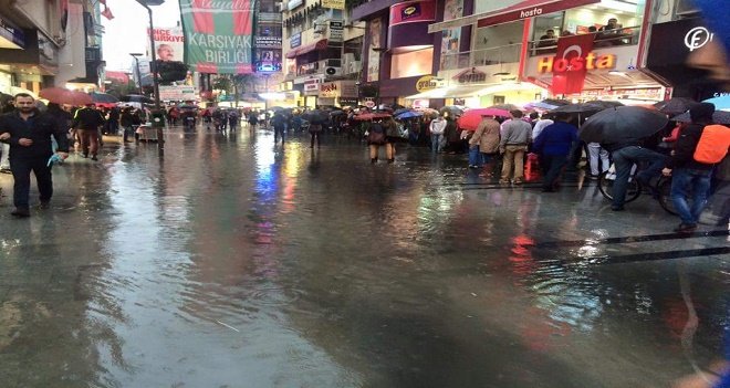 Karşıyaka çarşıyı su bastı!..