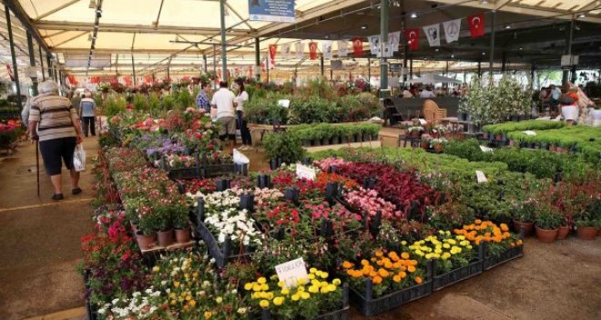 Karşıyaka Çiçek Festivali üreticilerin yüzünü güldürdü