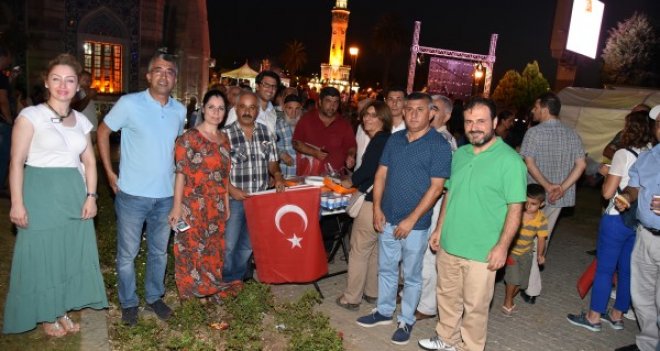 Karşıyaka Eğitim Birsenliler'den halka, ayran börek ikramı
