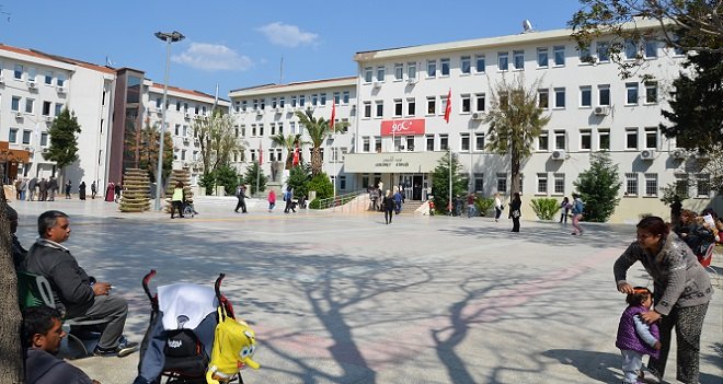 Karşıyaka Hükümet Konağı Bahçesi’ne araç parkı yasak!..