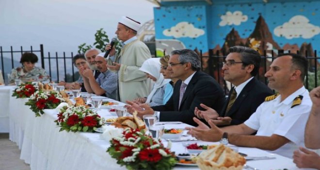 Karşıyaka iftar sofrasında buluştu