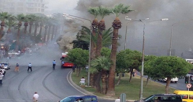 Karşıyaka İskele yakınında otobüs yandı