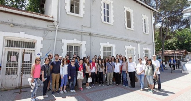 KARŞIYAKA İSTASYONU'NA GENÇLERİN ELİ DEĞDİ