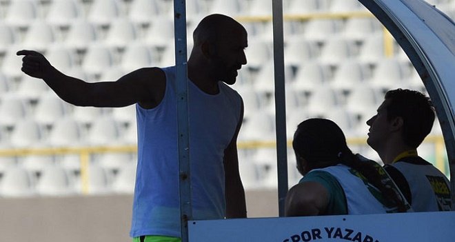 Karşıyaka kalecisi Behram, gazeteciye saldırdı...