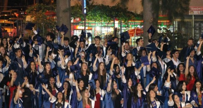 Karşıyaka Lisesi'nde mezuniyet coşkusu