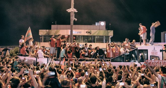 Karşıyaka sabaha kadar uyumadı...