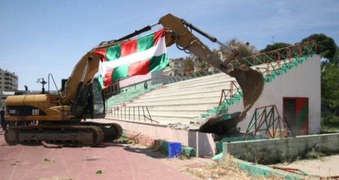 Karşıyaka Stadı'nda yıkım başladı...