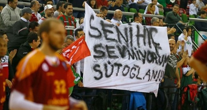 Karşıyaka taraftarından güldüren Ataman pankartı