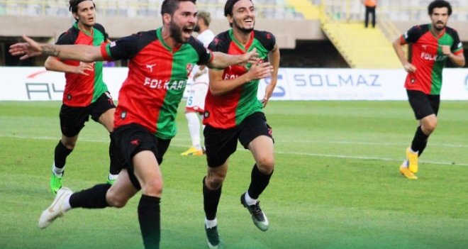 Karşıyaka, taraftarıyla 3 puan ile buluştu...