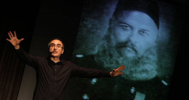 Karşıyaka Tiyatrolar Şöleni'nde Sunay Akın sahnedeydi...