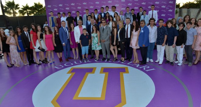 Karşıyaka Uğur Ortaokulu'nda, mezuniyet coşkusu