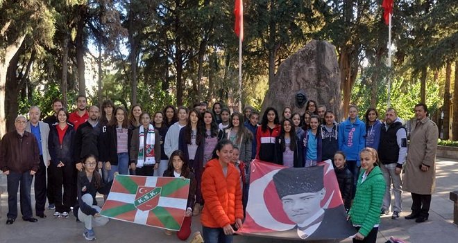 Karşıyaka Voleybol Alt Yapısı Zübeyde Ana'nın huzurunda...