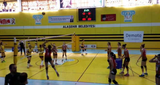 Karşıyaka voleybolda mağlubiyetle başladı