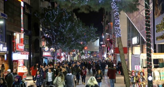 Karşıyaka, yeni yıl için süslendi