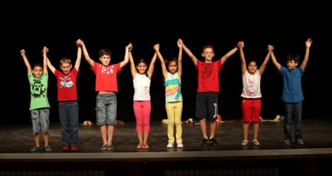 Karşıyaka yine tiyatroya doyacak...