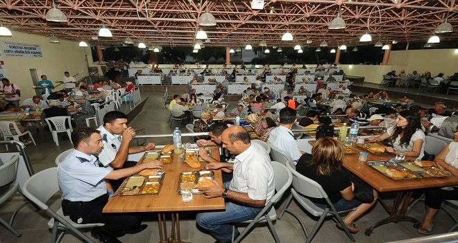 Karşıyaka Zabıtası'ndan örnek hareket...