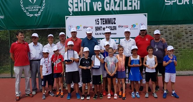 Karşıyaka’da 15 Temmuz Tenis Şöleni sona erdi
