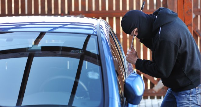 Karşıyaka'da 18 yaşındaki otomobil hırsızı tutuklandı