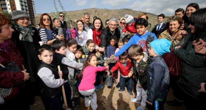 Karşıyaka'da 3 yılda 50 bin fidan toprakla buluştu