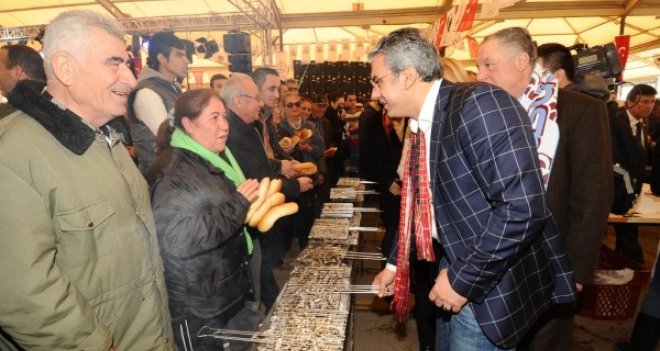 Karşıyaka'da 5 ton hamsi dağıtıldı