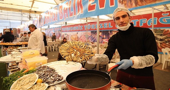 Karşıyaka’da 1,5 ton hamsi dağıtıldı