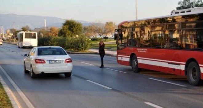 Karşıyaka'da annesini kazada kaybeden oğlu yaya geçidi istedi