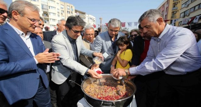 Karşıyaka'da aşure kazanı dostluk için kaynadı
