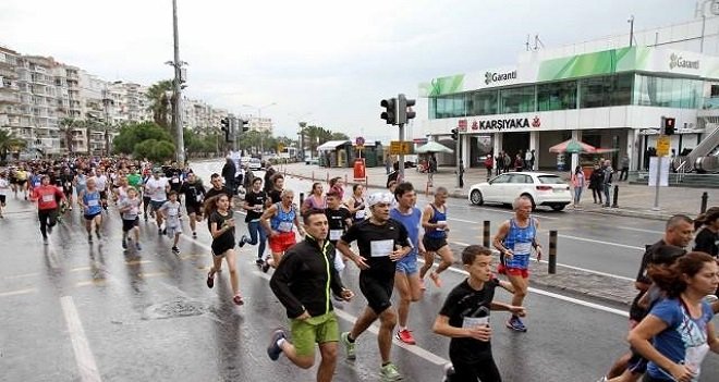 Karşıyaka'da Ata'dan Ana'ya koştular...