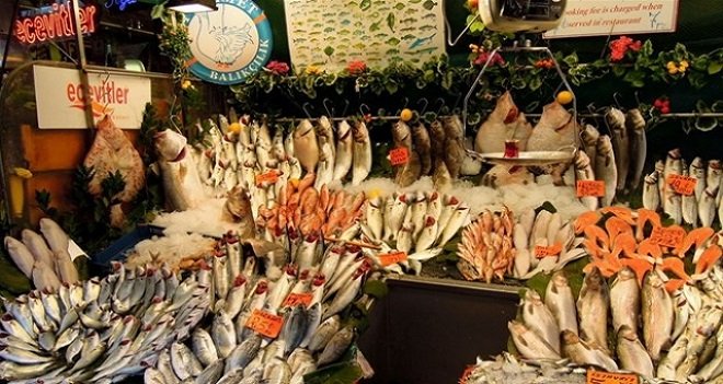 KARŞIYAKA'DA BALIK FİYATLARI ALDI BAŞINI GİDİYOR...