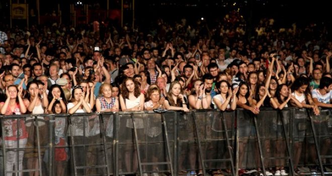 Karşıyaka'da Barış Günü'nde Zuhal Olcay'lı kutlama